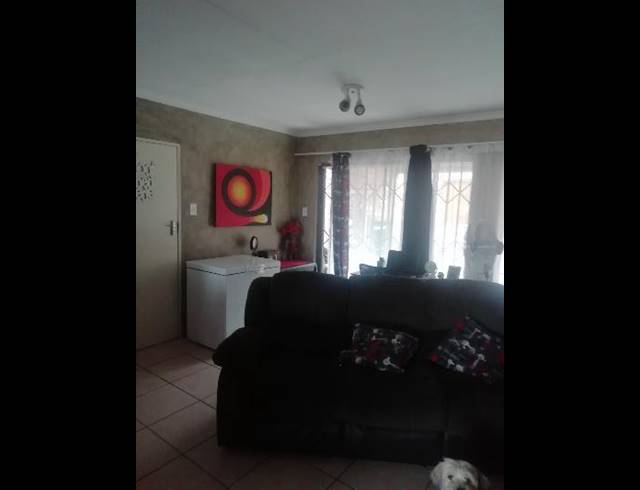 2 BEDROOM TOWNHOUSE FOR SALE IN ROOIHUISKRAAL NORTH